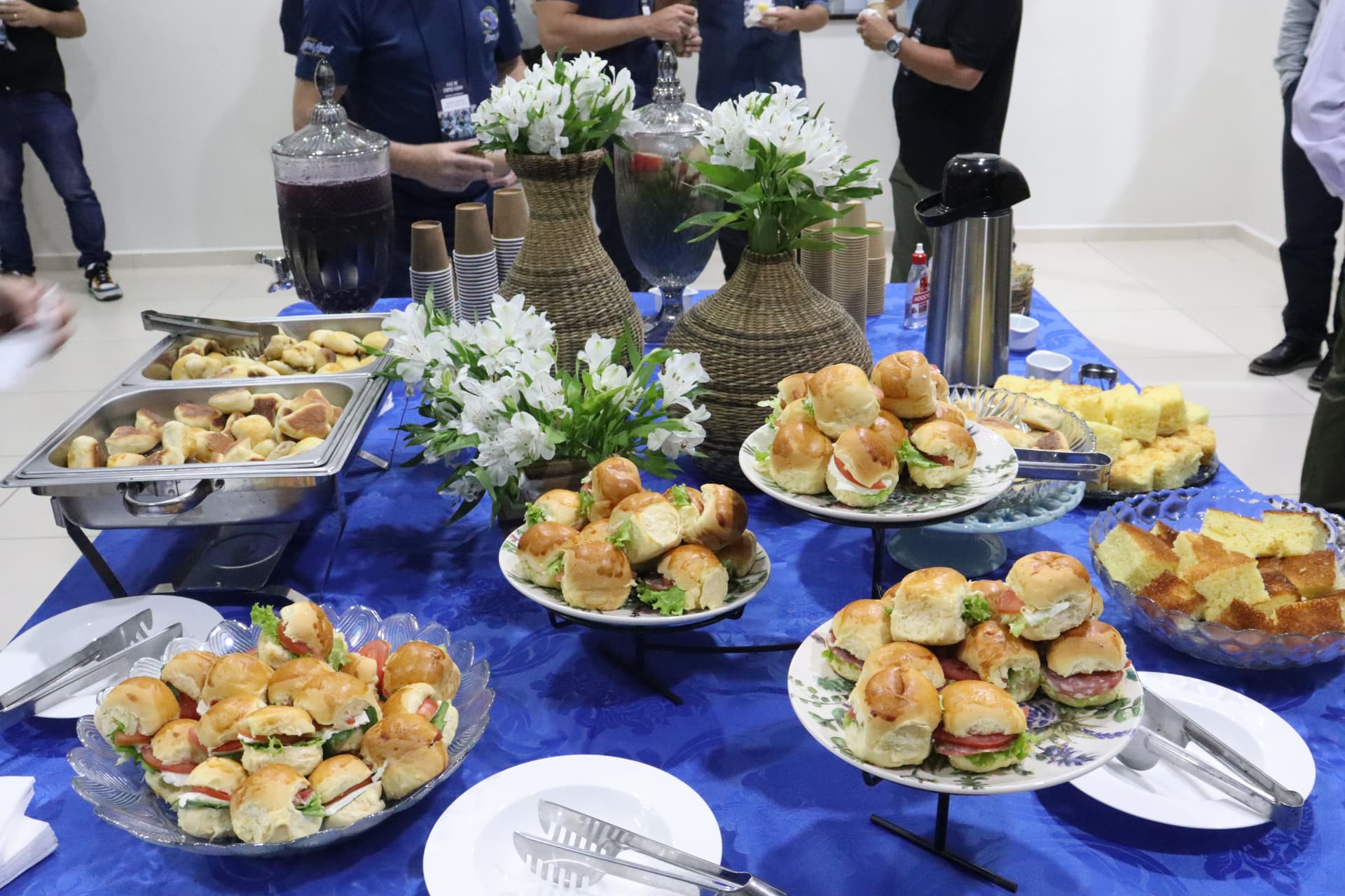 Mesa do café servida durante encontro da Conexão Empresarial IBCS
